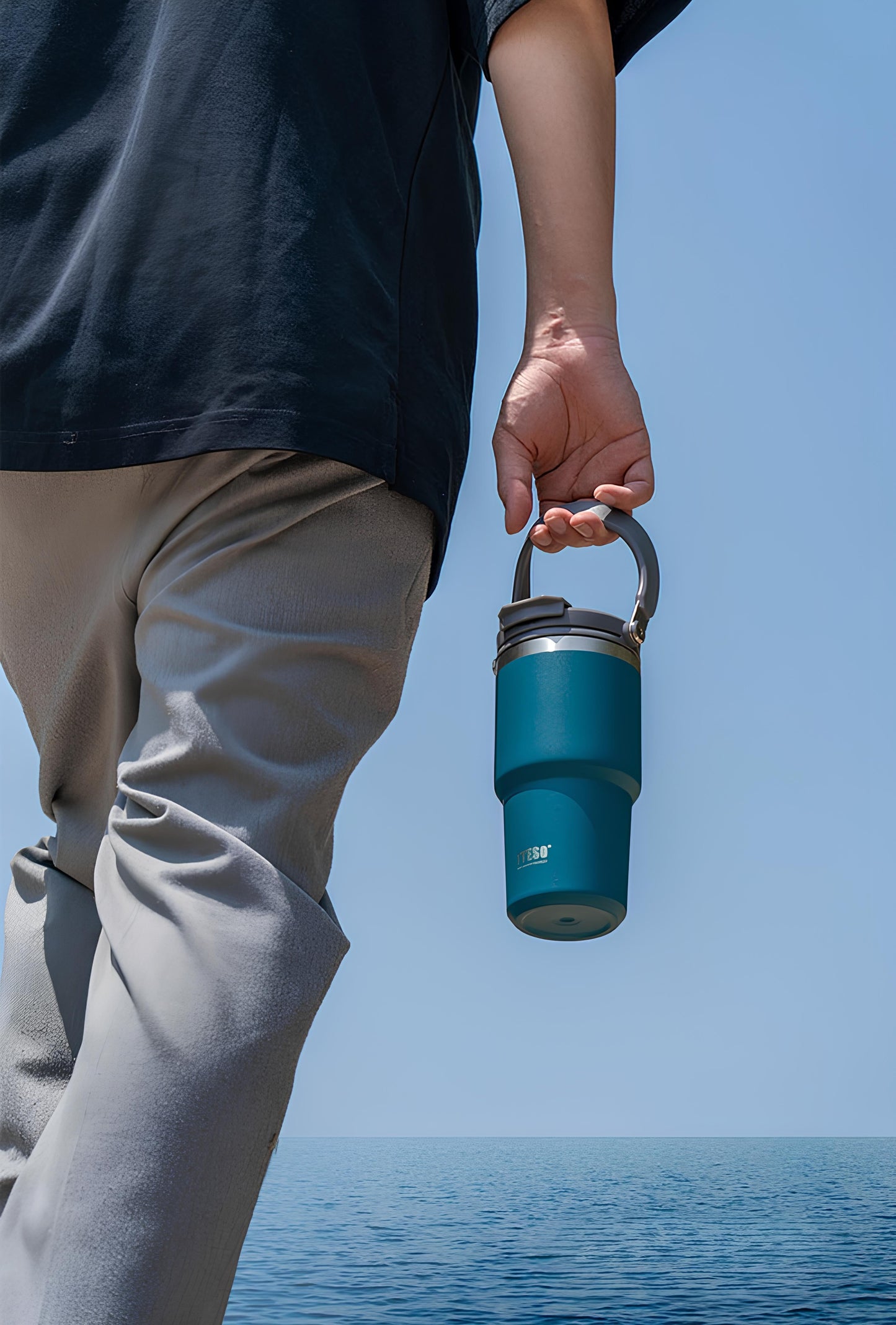 TYESO High-Capacity Travel Tumbler with Folding Handle
